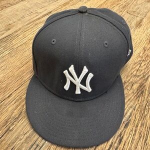 Preowned NY Yankees New Era 59Fifty Fitted Ball Cap Hat SZ 7 1/2